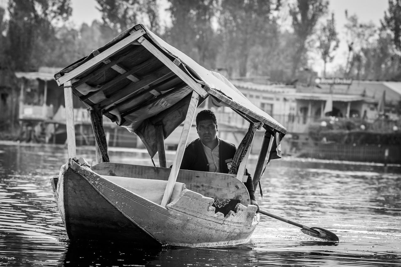 man, shikara, kashmir-2915345.jpg